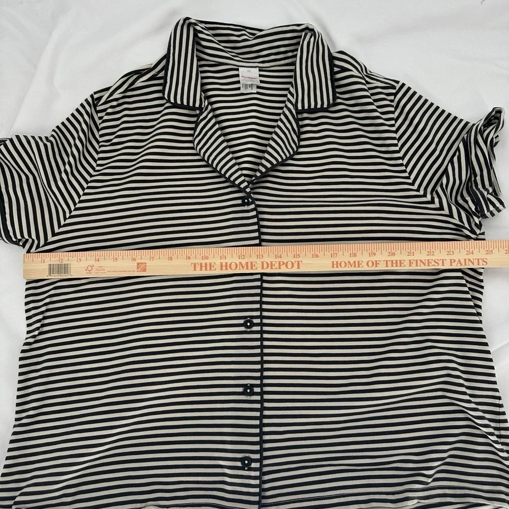 Hanna Andersson Women's Black and Cream Striped Short Sleeve Pajama Shirt In XXL